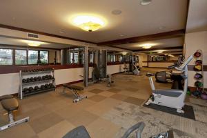 O centro de fitness e/ou as comodidades de fitness de Ko Olina Beach Villas O512 - 2BR Ocean View Luxury Condo with Semi-Private Lagoon Beach & 1 Free Parking