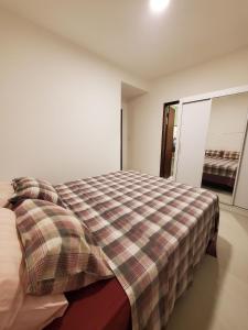 Postel nebo postele na pokoji v ubytování Village de Praia Duplex Arembepe