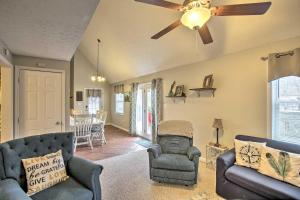 Χώρος καθιστικού στο Albany Home Less Than 1 Mi to Dale Hollow Lake!