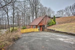 una casa roja con una valla amarilla y una entrada en Albany Home Less Than 1 Mi to Dale Hollow Lake!, en Albany