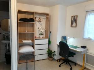 een kamer met een bureau, een stoel en een computer bij Studio meublée avec sanitaires douche kitchenette in Angers