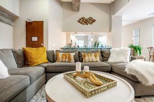 ein Wohnzimmer mit einem Sofa und einem Tisch in der Unterkunft 2 Bedroom Elegant condos in Downtown New Orleans in New Orleans