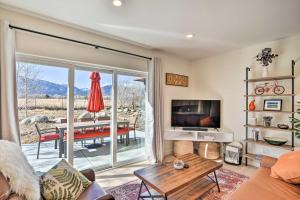 ein Wohnzimmer mit einer großen Glasschiebetür zu einer Terrasse in der Unterkunft Charming Buena Vista Home with Private Hot Tub! in Buena Vista