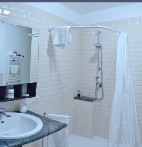 bagno bianco con doccia e lavandino di Baglio San Basilio a Palermo
