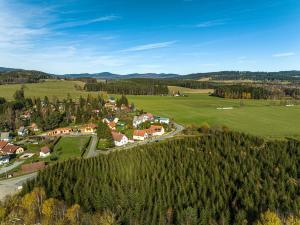 ホルニー・プラナーにあるPenzion U Zatokyの緑地の小さな村の空中風景