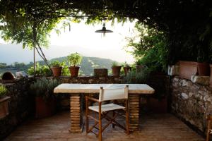 una mesa y una silla en un patio en Albergo Diffuso Crispolti, en Labro