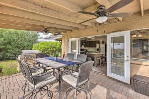un patio con tavolo e sedie e una cucina di Well-Appointed Glendale Home with Outdoor Pool! a Glendale
