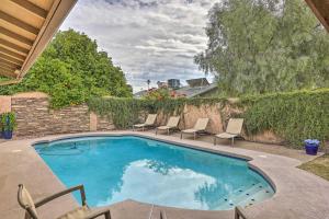 Πισίνα στο ή κοντά στο Poolside Oasis in Glendale with Desert Surroundings!