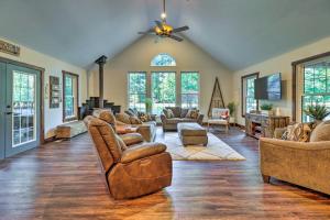 ein Wohnzimmer mit Möbeln und einem Deckenventilator in der Unterkunft Hot Tub, Beach Access Albrightsville Retreat! in Albrightsville