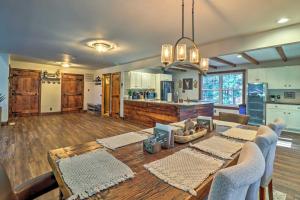 ein Wohnzimmer mit Tisch und Küche in der Unterkunft Hot Tub, Beach Access Albrightsville Retreat! in Albrightsville