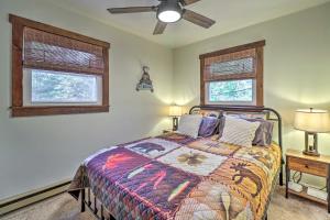 una camera con un letto e due finestre di Albrightsville Retreat with Private Hot Tub! a Albrightsville