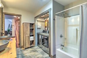 ein Badezimmer mit Badewanne, Waschbecken und Dusche in der Unterkunft Hot Tub, Beach Access Albrightsville Retreat! in Albrightsville + 36 Fotos