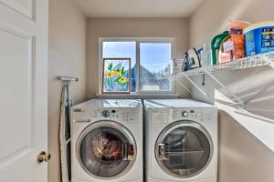 uma lavandaria com uma máquina de lavar e secar roupa e uma janela em Tacoma Home with Garden and Pond about 3 Mi to Beach! em Tacoma