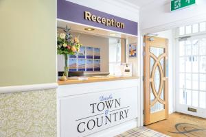een bloemenwinkel met een bord dat stad en land leest bij County Hotel in Kendal
