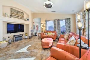 Μια τηλεόραση ή/και κέντρο ψυχαγωγίας στο Goodyear Vacation Rental with Pool, Close to Hikes!