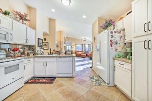 Η κουζίνα ή μικρή κουζίνα στο Goodyear Vacation Rental with Pool, Close to Hikes!