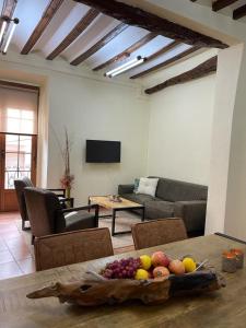 a living room with a table with fruit on it at Ruim appartement tot 6 personen in Monóvar