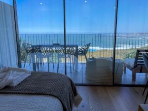 - une chambre avec un lit et une vue sur la plage dans l'établissement Sea&River Apartment, à Vila Nova de Gaia