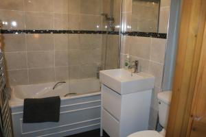 łazienka z umywalką, wanną i toaletą w obiekcie Flat 2 - The Old Mill - Bowbridge Lock - Stroud w mieście Stroud
