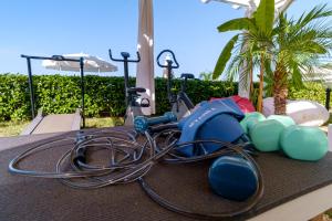 una pila de cuerdas sentadas sobre una mesa en Sentido Michelizia Tropea Resort, en Tropea