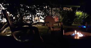 un focolare in un giardino di notte di Moana Breeze Eco Lodge a Tiputa