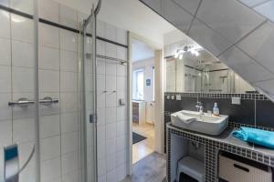 a bathroom with a sink and a shower at Dat Südstrandhuus- Ferienwohnung Silke in Wyk auf Föhr +28 photos