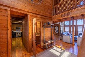 バナー・エルクにあるSugar View Retreatのキッチン、リビングルームが備わるログキャビンです。
