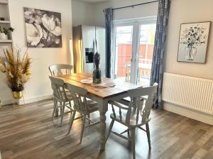 uma sala de jantar com uma mesa de madeira e cadeiras em Lovely Single Room em Hither Green