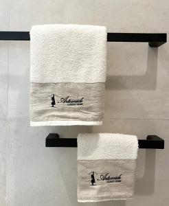 vier handdoeken op een handdoekenrek in de badkamer bij Artemide Luxury Home in Siracusa