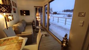 Posedenie v ubytovaní Ranch 66 - Moderní Tiny House Black Swallow ve stylu Route 66 se saunou a bazénem