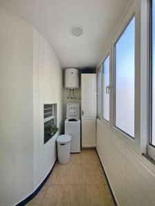um corredor com um frigorífico e uma janela em Playa Postiguet Penthouse by NRAS em Alicante