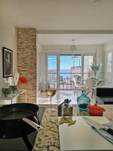 uma sala de estar com vista para o oceano em Playa Postiguet Penthouse by NRAS em Alicante