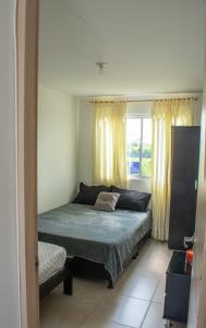 Ένα ή περισσότερα κρεβάτια σε δωμάτιο στο casa privada cerritos pereira +16 φωτογραφίες