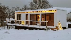 Ranch 66 - Moderní Tiny House Black Swallow ve stylu Route 66 se saunou a bazénem v zime