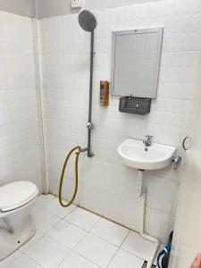 Vonios kambarys apgyvendinimo įstaigoje Nipah River View Bajet Hotel