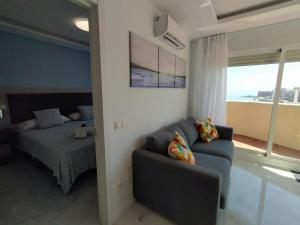 Posteľ alebo postele v izbe v ubytovaní Benal Beach Sun