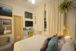 1 dormitorio con 1 cama y 1 sofá en una habitación en Pé na Areia na Quadra Praia Copacabana melhor localização Rio WiFi 100Mb, en Río de Janeiro