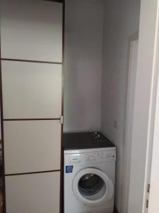 a washer and dryer in a small room at Schöne Ferienwohnung in Becheln in Becheln
