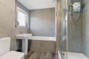 a bathroom with a toilet and a sink and a shower at Grangemouth, 3 Bed House, Free Parking, Business or Leisure in Grangemouth +28 photos