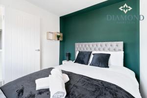 1 dormitorio con 1 cama grande y pared verde en Grangemouth, 3 Bed House, Free Parking, Business or Leisure, en Grangemouth