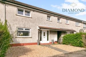 una casa de ladrillo con una puerta blanca delante de ella en Grangemouth, 3 Bed House, Free Parking, Business or Leisure en Grangemouth