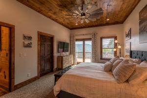 um quarto com uma cama grande e um tecto em madeira em Cranberry View Lodge em Newland