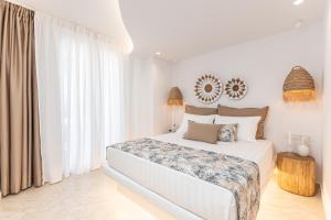プラカにあるNikos & Maria Apts - Suitesの白いベッドルーム(ベッド1台、大きな窓付)