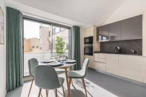 een keuken en eetkamer met een tafel en stoelen bij Succeed Campo Pequeno Apartments in Lissabon