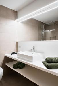 biała łazienka z umywalką i toaletą w obiekcie Gabriela Apartments w mieście Mellau