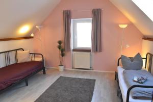a small room with two beds and a window at Ferienwohnung auf Pferdehof in Dreetz