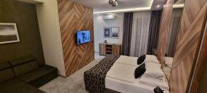 Hotel Zlatna Žita في بال: غرفه فندقيه سرير وتلفزيون