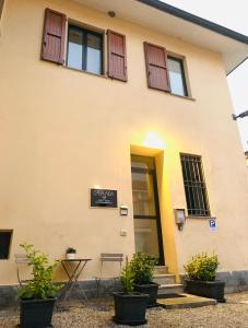 a building with a bench in front of it at Casa Aida in Mezzago