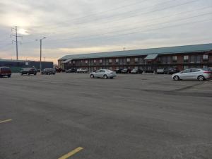 un parking avec des voitures garées devant un bâtiment dans l'établissement Red Apple Inn, à Wayne