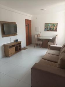 sala de estar con sofá y mesa en Seu apartamento em Ilhéus, en Ilhéus